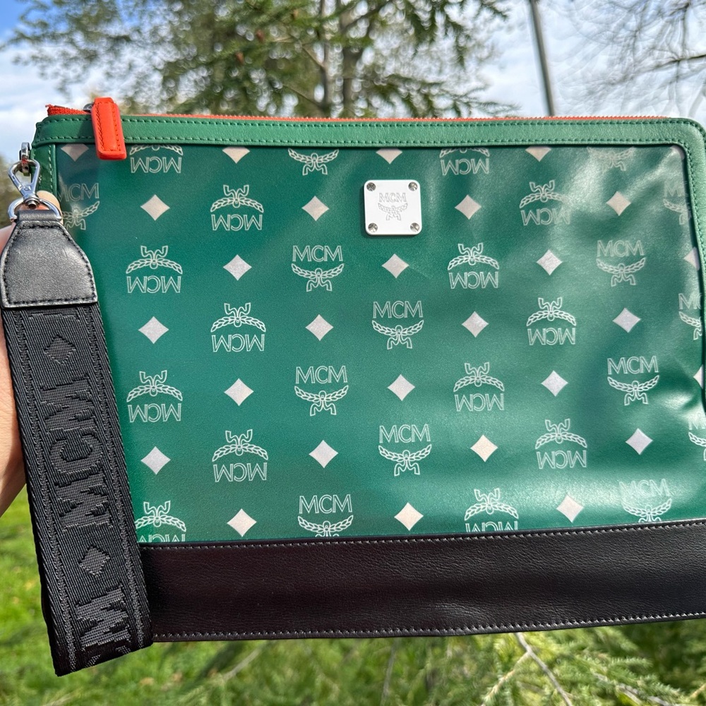 💚🧡MCM Unisex Clutch, Pouch, document holder with removable wristlet with Box
